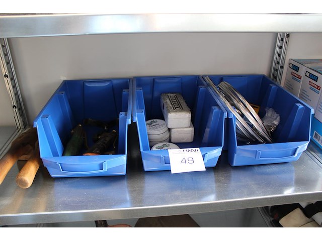 Diverse bouwgerelateerde producten in schap w.o. loodkloppers, slangenklemmen en zinnfix. - afbeelding 1 van  3