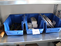 Diverse bouwgerelateerde producten in schap w.o. loodkloppers, slangenklemmen en zinnfix. - afbeelding 1 van  3