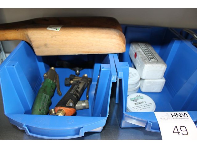 Diverse bouwgerelateerde producten in schap w.o. loodkloppers, slangenklemmen en zinnfix. - afbeelding 2 van  3