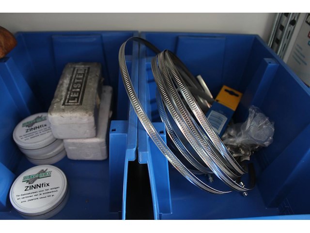 Diverse bouwgerelateerde producten in schap w.o. loodkloppers, slangenklemmen en zinnfix. - afbeelding 3 van  3