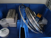 Diverse bouwgerelateerde producten in schap w.o. loodkloppers, slangenklemmen en zinnfix. - afbeelding 3 van  3