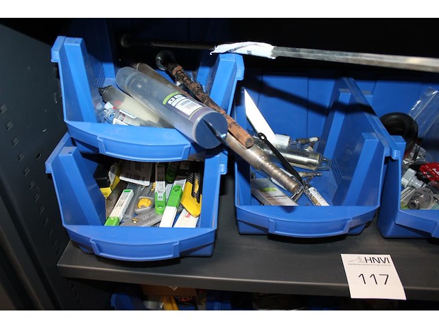 Diverse bouwgerelateerde producten in schap w.o. tyraps, breekmessen, bitjes en rolmaten - afbeelding 1 van  4