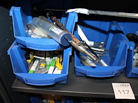 Diverse bouwgerelateerde producten in schap w.o. tyraps, breekmessen, bitjes en rolmaten - afbeelding 1 van  4