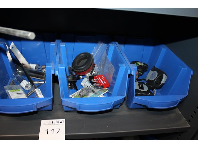 Diverse bouwgerelateerde producten in schap w.o. tyraps, breekmessen, bitjes en rolmaten - afbeelding 2 van  4