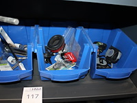 Diverse bouwgerelateerde producten in schap w.o. tyraps, breekmessen, bitjes en rolmaten - afbeelding 2 van  4