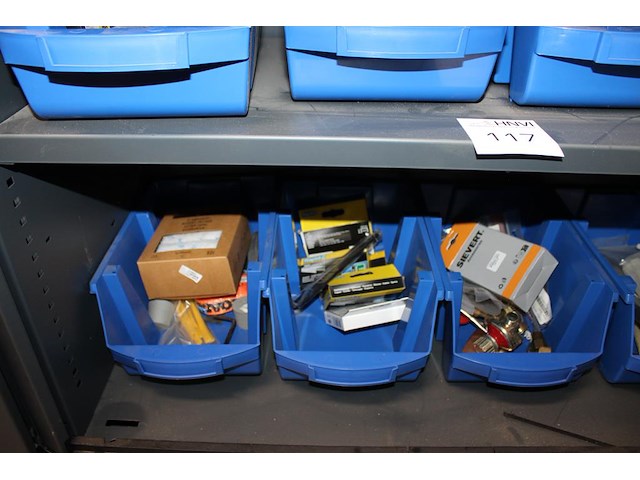 Diverse bouwgerelateerde producten in schap w.o. tyraps, breekmessen, bitjes en rolmaten - afbeelding 3 van  4