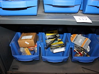 Diverse bouwgerelateerde producten in schap w.o. tyraps, breekmessen, bitjes en rolmaten - afbeelding 3 van  4