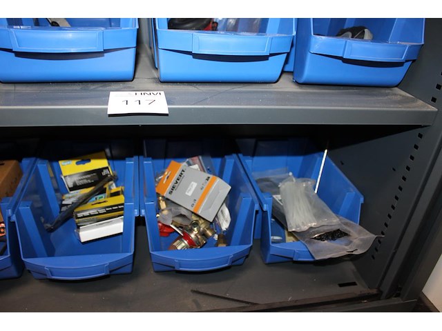 Diverse bouwgerelateerde producten in schap w.o. tyraps, breekmessen, bitjes en rolmaten - afbeelding 4 van  4