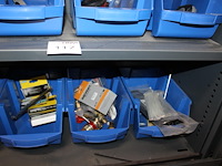 Diverse bouwgerelateerde producten in schap w.o. tyraps, breekmessen, bitjes en rolmaten - afbeelding 4 van  4