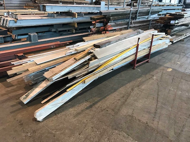 Diverse bouwmaterialen, plinten, kozijnhout, afvoerpijp - afbeelding 1 van  2