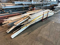 Diverse bouwmaterialen, plinten, kozijnhout, afvoerpijp - afbeelding 1 van  2