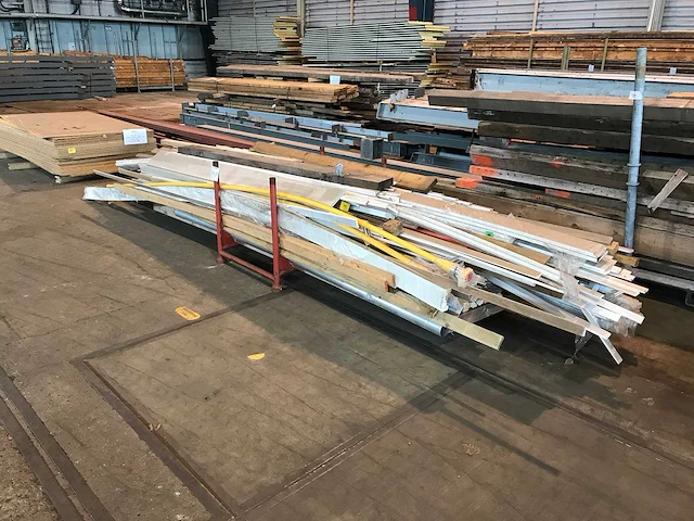 Diverse bouwmaterialen, plinten, kozijnhout, afvoerpijp - afbeelding 2 van  2