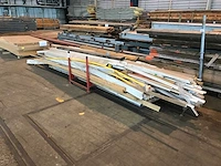 Diverse bouwmaterialen, plinten, kozijnhout, afvoerpijp - afbeelding 2 van  2
