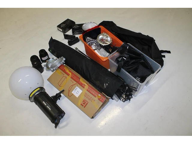 Diverse cameraproducten waaronder studioflitser mettle, statieven, softbox, 2 x pro battery grip meike t.b.... - afbeelding 1 van  7