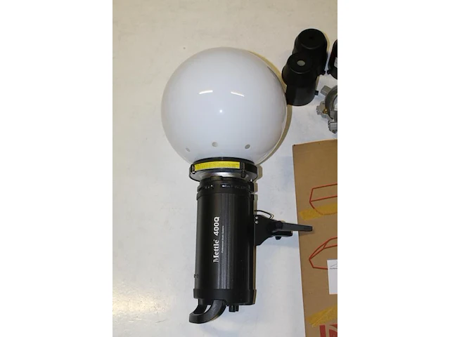 Diverse cameraproducten waaronder studioflitser mettle, statieven, softbox, 2 x pro battery grip meike t.b.... - afbeelding 2 van  7