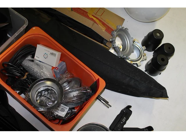 Diverse cameraproducten waaronder studioflitser mettle, statieven, softbox, 2 x pro battery grip meike t.b.... - afbeelding 5 van  7