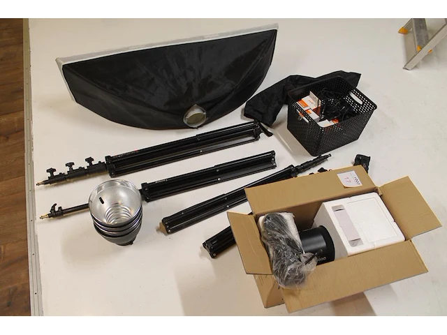 Diverse cameraproducten waaronder studioflitser mettle, statieven, softbox, pro battery grip meike t.b.v. x... - afbeelding 1 van  4