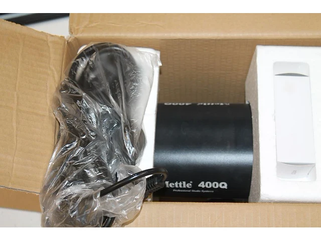 Diverse cameraproducten waaronder studioflitser mettle, statieven, softbox, pro battery grip meike t.b.v. x... - afbeelding 2 van  4