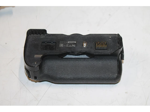 Diverse cameraproducten waaronder studioflitser mettle, statieven, softbox, pro battery grip meike t.b.v. x... - afbeelding 3 van  4