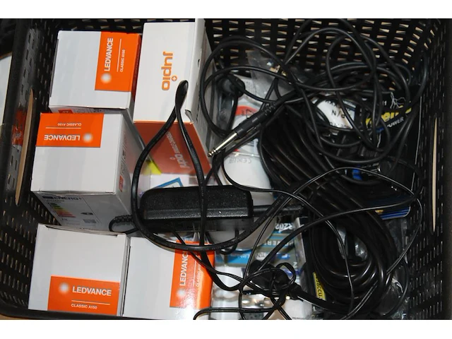 Diverse cameraproducten waaronder studioflitser mettle, statieven, softbox, pro battery grip meike t.b.v. x... - afbeelding 4 van  4