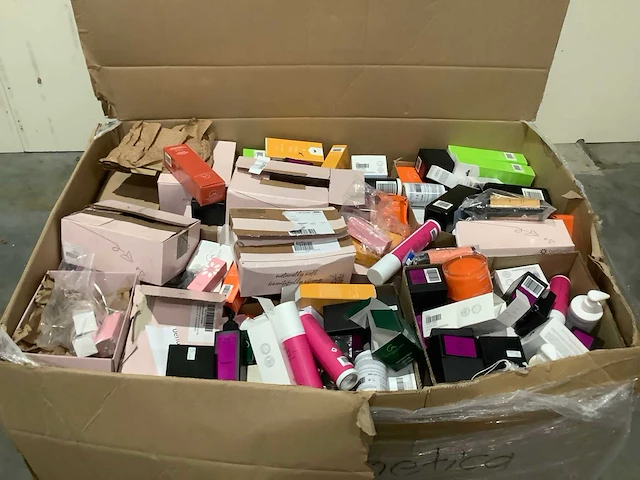 Diverse cosmetische artikelen (754x) - afbeelding 1 van  9