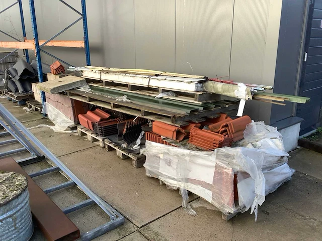 Diverse dak/bouwmaterialen - afbeelding 1 van  13