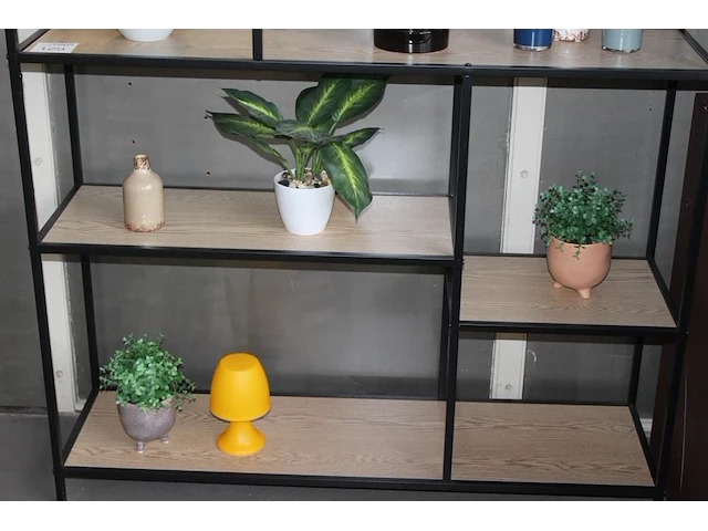 Diverse decoratie in schappenkast. - afbeelding 2 van  2