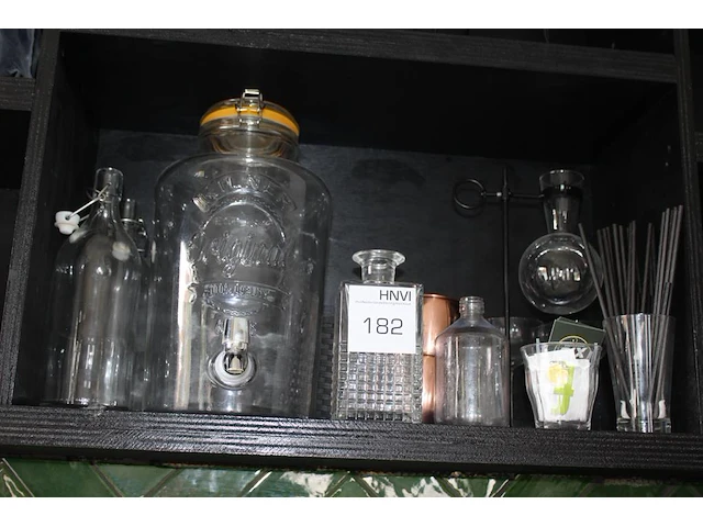 Diverse decoratie op schap. - afbeelding 1 van  2