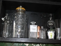 Diverse decoratie op schap. - afbeelding 1 van  2