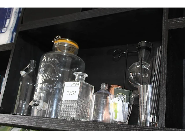 Diverse decoratie op schap. - afbeelding 2 van  2