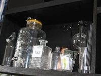 Diverse decoratie op schap. - afbeelding 2 van  2