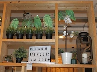 Diverse decoratiematerialen op acht schappen. - afbeelding 1 van  4