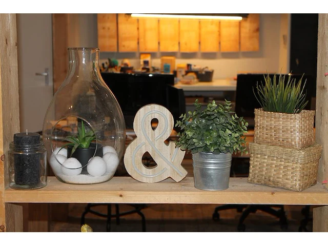 Diverse decoratiematerialen op acht schappen. - afbeelding 2 van  4