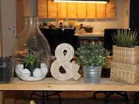 Diverse decoratiematerialen op acht schappen. - afbeelding 2 van  4