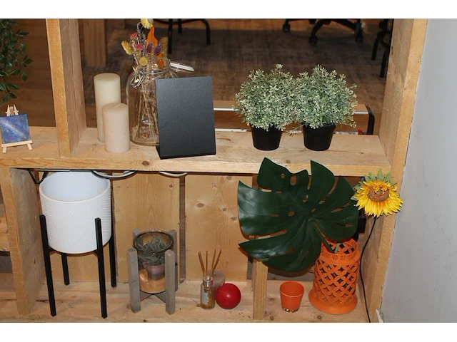 Diverse decoratiematerialen op acht schappen. - afbeelding 3 van  4