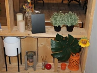 Diverse decoratiematerialen op acht schappen. - afbeelding 3 van  4