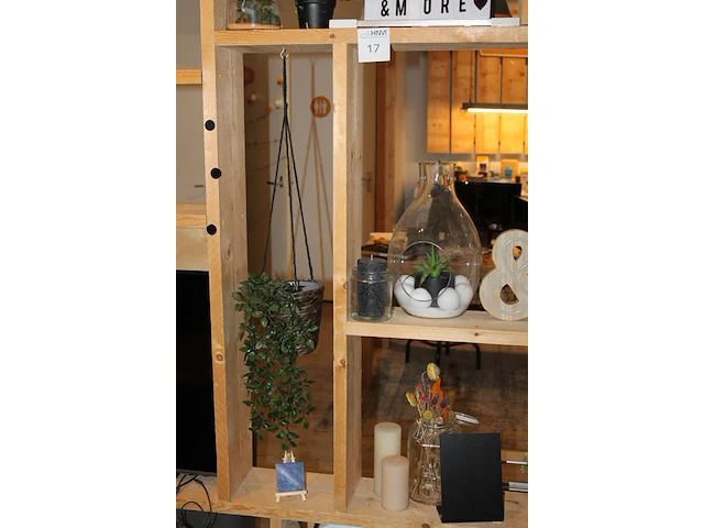 Diverse decoratiematerialen op acht schappen. - afbeelding 4 van  4