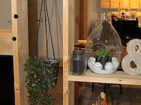 Diverse decoratiematerialen op acht schappen. - afbeelding 4 van  4