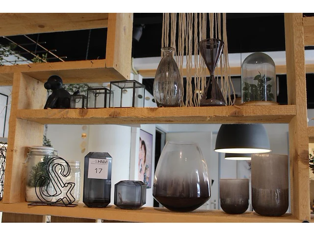 Diverse decoratiematerialen op drie schappen. - afbeelding 1 van  2
