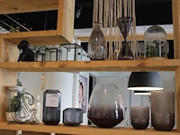 Diverse decoratiematerialen op drie schappen. - afbeelding 1 van  2