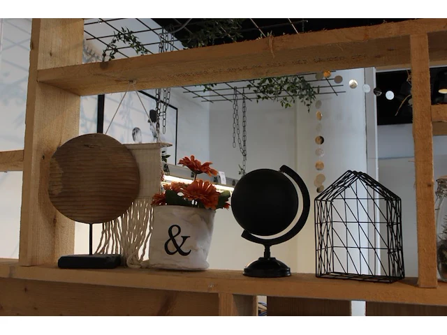 Diverse decoratiematerialen op drie schappen. - afbeelding 2 van  2