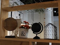 Diverse decoratiematerialen op drie schappen. - afbeelding 2 van  2