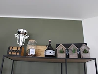 Diverse decoratiematerialen op schap. - afbeelding 1 van  1