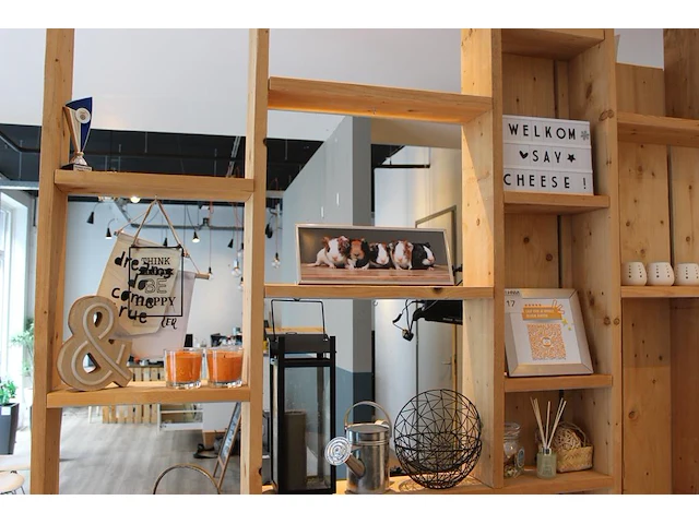 Diverse decoratiematerialen op tien schappen. - afbeelding 1 van  3