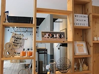 Diverse decoratiematerialen op tien schappen. - afbeelding 1 van  3