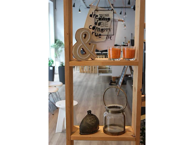 Diverse decoratiematerialen op tien schappen. - afbeelding 2 van  3