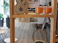 Diverse decoratiematerialen op tien schappen. - afbeelding 2 van  3