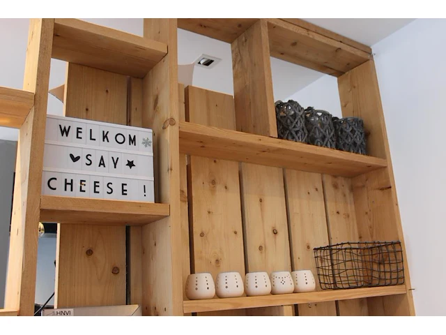 Diverse decoratiematerialen op tien schappen. - afbeelding 3 van  3