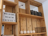 Diverse decoratiematerialen op tien schappen. - afbeelding 3 van  3
