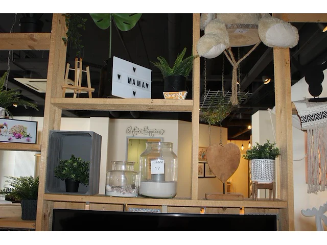 Diverse decoratiematerialen op tien schappen. - afbeelding 1 van  4
